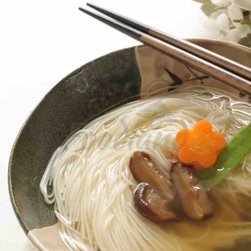 https://www.foodland.at/sub/foodland.sk/images/shop-active-images/-somen-noodles-with-broth-and-shiitake-800x800.jpg.webp?51587