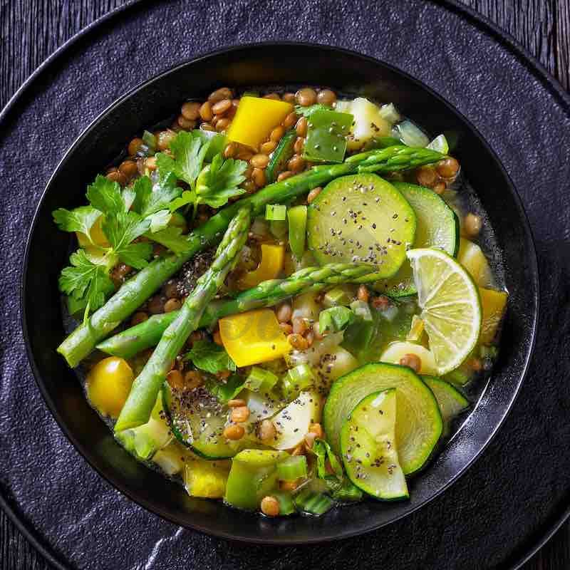 https://www.foodland.at/sub/foodland.sk/images/shop-active-images/alkaline-green-soup-loaded-with-spring-vegetables-green-lentils-chia-seeds-800x800.jpg.webp?61998